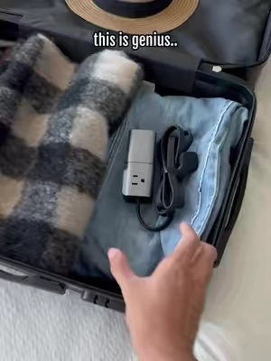 Am I the only one obsessed with this genius split travel power strip? 🤩 #TravelEssentials #TechGadgets #TravelPowerStrip #cruiseessentials 