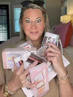Calling all girl moms 💗 @tarte cosmetics just dropped their holiday bundles and they are SO good 🎀 Comment “TARTE” and I’ll send you the details! #tarte #tartecosmetics #tarteholidaysets #tartebundle #girlmom 