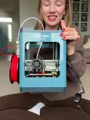 This kid friendly 3D printer will make such a great gift idea for creative kids!  #3dprinting #3dprinter #toys #giftsforkids #kidgifts 