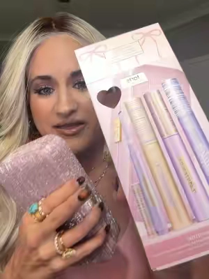 Why are we buying mascara one at a time when bundles like THIS exist?! @tarte cosmetics #eyemakeup #eyemakeupbundle #giftsforher #christmasgiftideas 