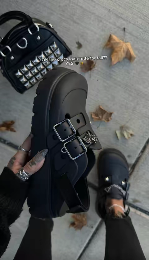 LOVE 🖤 half sizes should size down ✨ @Crocs #crocs #altoutfits #altmom #falloutfitinspo #clogs 