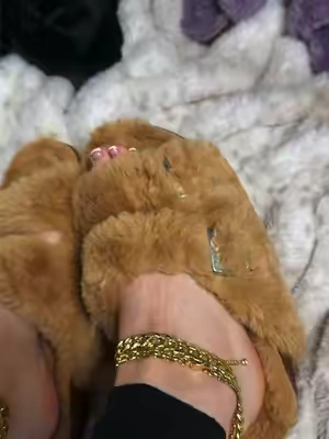 These fuzzy slides are so cute and cozy, and that buckle detail is just the sweetest little touch 🤎🧸✨ #FuzzySlides #CozySlides #BuckleSlides #WomensShoes #ComfyShoes 