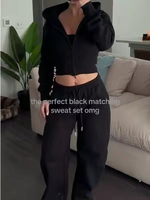 the way the cropped hoodie snatches your waist & the sweatpants just have that perfect baggy shape😮‍💨 obsessed with this track suit! wearing size S hoodie & M sweatpants (honestly wish I would’ve gotten the L sweatpants)  #tracksuit #tracksuitset 