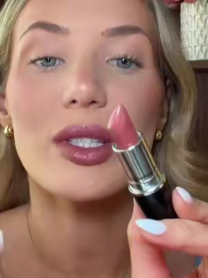 I own thousands of lipsticks but this one is my absolute fav atm😍  @M.A.C Cosmetics Store #lipcombo #tiktokshopcosmetics #ttsbeautybesties #BeautyTok 