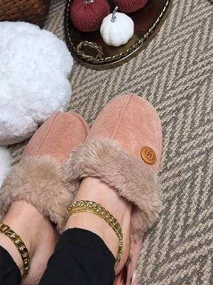 These comfy house slippers are the kind you put on once and immediately want to keep wearing all day 🤎☁️🧸 #HouseSlippers #CozySlippers #ComfySlippers #IndoorShoes #CozyEssentials