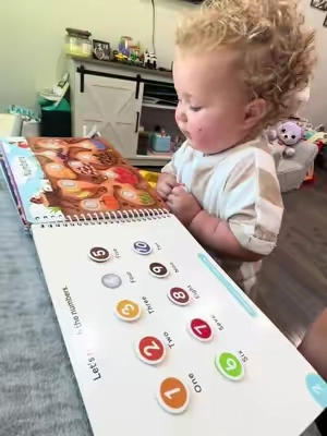 We are learning so much from our Montessori busy book! #toddlerlearning #montessorilearning #LanguageLearning #toddlereducation #sohochic 