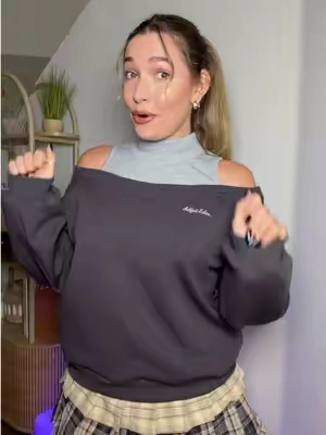 Aelfric Eden off shoulder sweatshirt #aelfriceden #aelfricedenoutfits #aelfricedenstreetwear #offshouldersweater #sweatshirt 