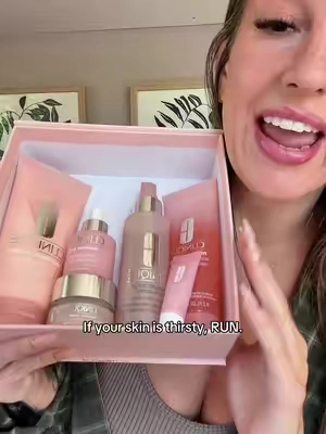 Six Clinique hydration essentials in ONE set?! 💗 If your skin has been begging for moisture, this is the routine I’d grab while it’s bundled together. @Clinique  #clinique #CliniqueMoistureSurge #MoistureSurge #CliniqueSkincare #HydratingSkincare 