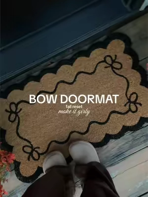 A bow doormat for the girly girls? Yes please 🥹🎀✨ #falldecor #frontdoordecor #outdoorfalldecor #doormat #bowdoormat 