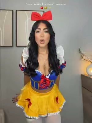 Snow White costume 🍎✨👑@Dolls Kill #fashiontiktok #halloweencostume #halloween #snowwhite #blancanieves 