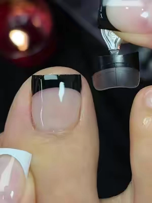Simple yet aesthetic, this is absolutely wonderful🖤FL #sohochic #nail #pressonnails #toenail #frenchnails 