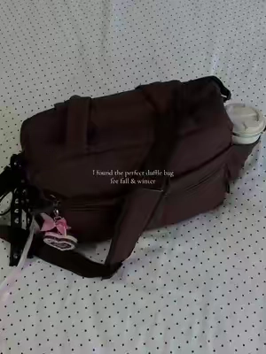 Nothing says fall & winter like brown🤎✨#fallvibes #dufflebag #travelbag #travelhack #bagsmart 