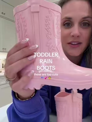 The cutest little pink rain boots for fall ☔️💗 Waterproof, easy to slip on, and perfect for rainy days, puddles, preschool, and everyday wear. #girlmom #toddlershoes #rainboots #rainydayoutfit #cowgirlboots @Topshoes  