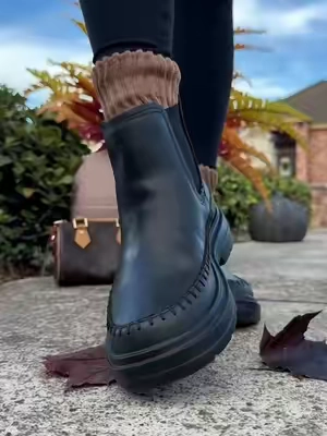 Replying to @serenesights3 obsessed with these hey dude Chelsea boots 🖤🤌🏼☁️ the comfort level is so good 🍂 #heydude #heydudeboots #heydudenewarrivals #heydudenewarrivalscampaign #chelseaboots 