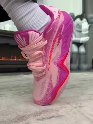 Obsessed with these basketball shoes🌸 #kyrieirving #antakai3 #basketballshoes #kyrieirvingbasketballshoes #newshoes 