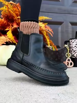 Obsessed with the new hey dude Chelsea boots 🖤 #heydude #heydudenewarrivals #heydudenewarrivalscampaign 