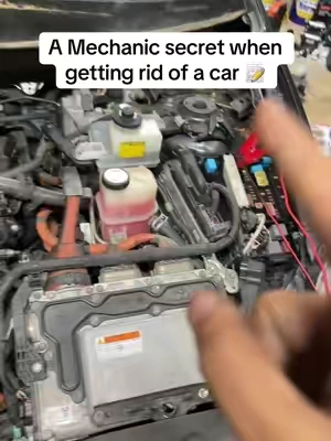 This is an age old mechanic trick that always works ! Figured I’d finally let the cat out the bag ! #mechanic #tool #obd2scanner 