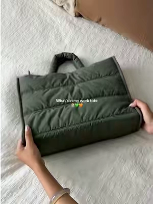 Obsessed with this color-block design 💚🧡 it fits my 12inch tablet perfectly 🤌🏻#totebag #workbag #bagsmart #totebagforwork #fallvibes 