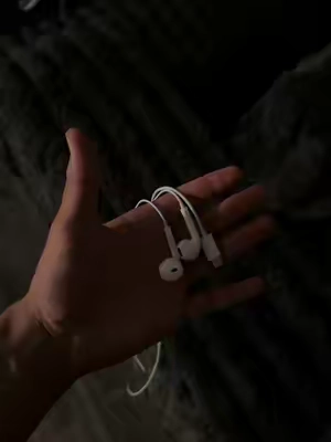 can’t live without them 🫂 #fyp #aurafarm #earphones #tiktokshop #peaceofmind 