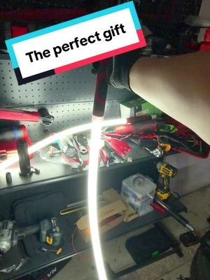 This flexible work light iluminates the hard-to-reach areas that ordinary flashlights can't, making every repair faster, easier, and more precise. #mechanic #mechanictools #garage #worklight #mechaniclife 