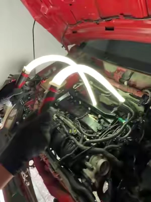 This bendable LED work light is seriously one of the coolest tools I've seen. 🔧💡#Tools #DIY#AutoRepair #Mechanic #GarageTools