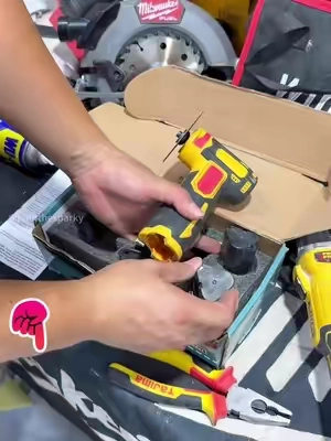 It's the best mini angle grinder I've ever used. #MiniCordlessAngleGrinder #cordlessanglegrinder #anglegrinder #tiktokshop #tool 