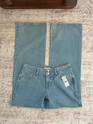 Pacsun Zoe Lowrise jeans are a much for fall and winter!! 🍂🧣🎃 #pacsunjeans #lowrisebaggyjeans #2000s #twilight #falloutfits TikTok shop Black Friday y2k bella swan light wash jeans pacsun jeans chic 