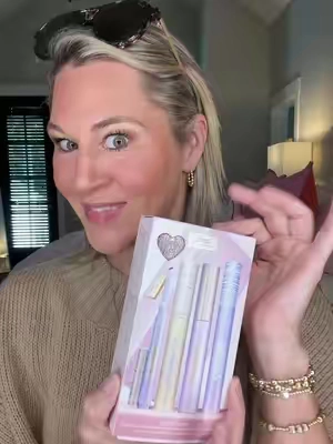 Calling all girl moms 💗 Grab this holiday set from @tarte cosmetics before they sell out! #tarte #tartecosmetics #girlmom #giftsforgirls #giftset 