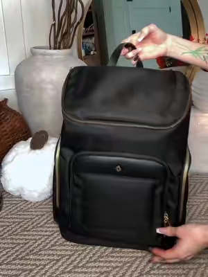 This Samsonite backpack is such a good travel bag—it has that practical, put-together look I love 🎒🤎✨ #Samsonite #SamsoniteBackpack #TravelBackpack #EverydayBackpack #BackpackStyle 