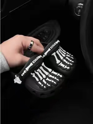 #crocsseptemberspotlight #spookyszn #skeleton #kidsshoes #kidscrocs 