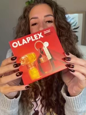 The cutest little Olaplex holiday set 😭🎁 Three mini bonding oils PLUS the keychain holder?! Perfect for your purse, travel bag, stocking stuffers… or keeping all three for yourself. ✨@Olaplex  #Olaplex #OlaplexBondingOil #HolidayBeauty #BeautyGiftIdeas #StockingStuffers  