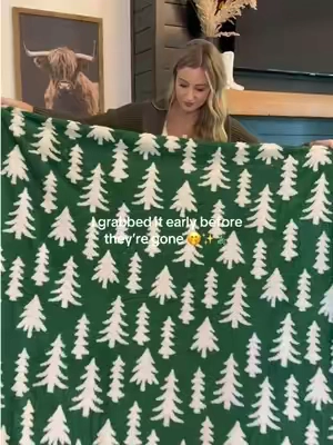 It’s SO soft!! 😍 Can’t wait to have this on my couch during the holidays!  #christmasblanket #christmasdecor #christmas #blanket #christmashomedecor 