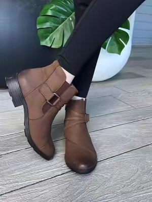 These Clarks leather booties are so cute and easy to style—I feel like I’d be reaching for them all season long 🤎👢🍂 #Clarks #LeatherBooties #AnkleBooties #FallShoes #WomensBooties