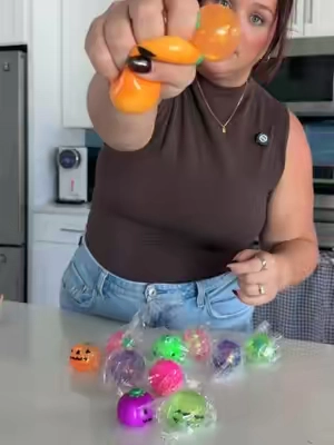Tell me this isn’t SO fun!!! 🎃✨ #halloween #squishy #classgift 
