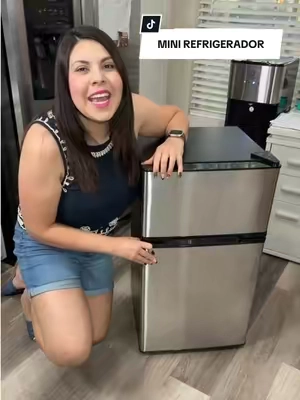 Respuesta a @Eulogia Gonzalez Refrigerador compacto Antarctic Star de 3.2 pies cúbicos en color negro. Cuenta con congelador superior independiente, dos puertas, temperatura ajustable y estantes de vidrio fáciles de limpiar. Ideal para apartamentos, oficinas, dormitorios y espacios pequeños #refrigerador #CompactRefrigerator #MiniFridge #SmallSpaceLiving #tiktokshopcreatorpiks