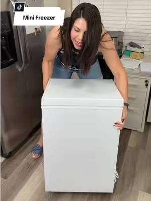 Respuesta a @Perdomo💫 Congelador horizontal COWSAR de 2.8 pies cúbicos en color blanco. Cuenta con termostato ajustable, canasta removible y desagüe inferior para facilitar la descongelación. Su diseño compacto es ideal para almacenamiento adicional en casa o apartamento #COWSARFreezer #ChestFreezer #CompactFreezer #HomeFoodStorage #tiktokshopcreatorpiks