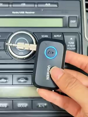 si tu auto no tiene bluethooth, necesitas esto #auxtobluetooth #aux #auxcord #bluetooth #carhacks 