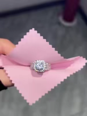 Girl,Look at this ring!✨#rings #engagementring #travelring #weddingring #giftguide 