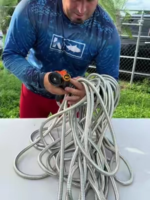 🔥 Una manguera que te facilita el trabajo en el patio. La VEVOR de acero inoxidable es resistente, ligera y diseñada para evitar dobleces y enredos. Con alcance de hasta 200 pies y boquilla de 10 funciones, sirve para regar plantas, lavar el carro, limpiar el patio y mucho más. 💦🚗🌱 #tiktokshopstockup #VEVOR Durable Garden Hose - Ma #GardenHose #Manguera #Jardin 