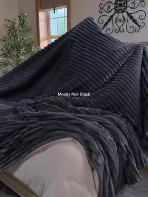 POV: You found your new favorite cozy blanket. 🤎#bedsure #comforterset #moodyhome #blanket #soft 