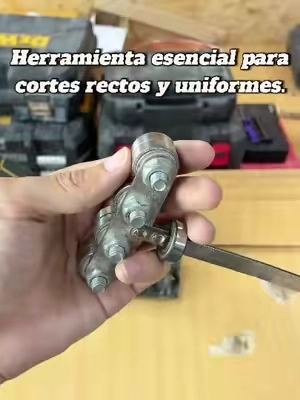 ¿Necesitas cortes rectos y uniformes? 🔧📏 Esta herramienta mantiene tus líneas precisas y limpias. 🪚✨ ¡Compra la tuya! 🛒 #DIY #Carpinteria #Herramientas #TikTokMadeMeBuyIt #ToolTok 