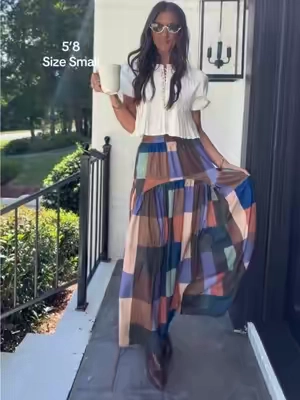 The most stunning fall skirt! I mean how gorgeous are these colors. I’m 5’8 wearing a size small. @asvivid_fashion #skirt #falloutfits #maxiskirt #fallfits 