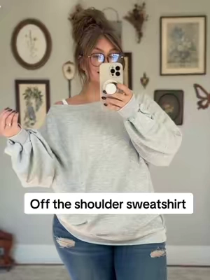Sooo cute and cozy. #oversizedsweatshirt #sweatshirtseason #fallfashion #plussizefashion #sweatshirt 