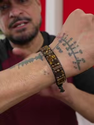 Pulsera de ojo de tigre natural, hecha a mano y ajustable. El ojo de tigre se asocia tradicionalmente con protección, confianza, fuerza y enfoque, además de tener tonos cafés y dorados fáciles de combinar. #OjoDeTigre #TigerEye #PulseraHombre #PiedrasNaturales #AccesoriosHombre