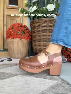 Dr. Scholl’s got it right with these clogs 🤎 The chunky heel, cognac color and retro details are so good for fall—and they’re actually comfortable. I wear a 7.5 and they fit true to size. #DrScholls #FallClogs #ComfortableShoes #FallShoes #fallstyle 