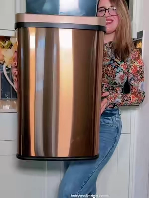 El basurero dorado que parece parte de la decoración de la cocina. 😍✨ Este Nine Stars de 13 galones tiene sensor de movimiento: acercas la mano y la tapa se abre automáticamente. Además, tiene modo manual para mantenerla abierta cuando estás cocinando, limpiando o recogiendo. Por dentro trae un aro removible que mantiene la bolsa en su lugar y ayuda a que quede escondida, y su base antideslizante ayuda a mantenerlo estable. Bonito, grande y práctico para el día a día. Y ese acabado dorado… 🤌✨#automatictrashcan #goldtrashcan #basurero #tiktokshopcreatorpicks #tiktokshopstockup . . . . . . . . . . . . .  Nine Stars 13-Gal Motion Sensor Trash Can basurero dorado, basurero automático, basurero con sensor, basurero con sensor de movimiento, basurero que abre solo, basurero sin tocar, basurero manos libres, basurero 13 galones, basurero grande para cocina, basurero elegante para cocina, basurero moderno, basurero bonito para cocina, basurero automático para cocina, bote de basura automático, bote de basura con sensor, bote de basura 13 galones, zafacón automático, zafacón con sensor, zafacón dorado, zafacón para cocina, cubo de basura automático, cubo de basura con sensor, papelera automática, papelera con sensor, accesorios para cocina moderna, cosas bonitas para la cocina, cosas útiles para la cocina, productos para organizar la cocina, productos para el hogar, esenciales para el hogar, decoración de cocina, Nine Stars trash can, Nine Stars automatic trash can, Nine Stars motion sensor trash can, Nine Stars 13 gallon trash can, gold trash can, automatic trash can, motion sensor trash can, touchless trash can, hands free trash can, 13 gallon trash can, 13 gallon kitchen trash can, automatic kitchen trash can, touchless kitchen trash can, motion activated trash can, kitchen garbage can, garbage can with lid, sensor garbage can, large kitchen trash can, modern kitchen trash can, stylish kitchen trash can, elegant kitchen trash can, pretty trash can, gold kitchen trash can, kitchen essentials, kitchen must haves, home essentials, home must haves, kitchen organization, modern kitchen accessories, home organization, useful home products, TikTok Shop home finds
