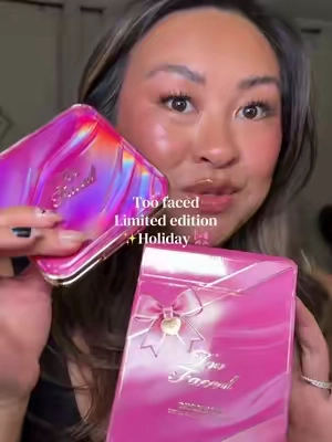 Omg the too faced blush holiday palette is everything!!! And smells so good 🍓🫐 #toofaced #toofacedcosmetics #blushpalette #holidaygiftsets 
