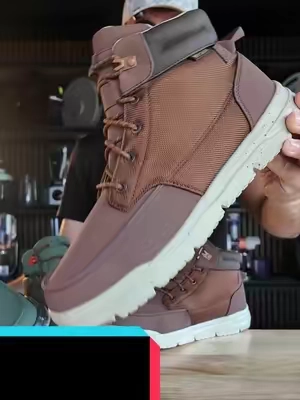 The HEYDUDE Men’s Bradley II Nylon Boot is bringing serious outdoor style without the bulk of a traditional boot. The nylon upper gives it a rugged look, while the water-repellent treatment makes it ready for everyday adventures. You’ve also got elastic laces with a lace keeper, a padded collar and tongue, a heel pull tab, and a removable HEYCOMF foam insole. Finished with a lightweight rubber traction outsole, this is an easy boot to throw on for fall, weekends, travel, or getting outside. 🥾🌲🔥 #HEYDUDENewArrivalsCampaign #HEYDUDE #BradleyIINylon #MensBoots #NylonBoots   