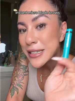 Micro pigment technology bringing you tiny hair like strokes so that you can build the perfect eye brow right from home in seconds! @Thrive Causemetics #thrive #browgel #eyebrowhack #eyebrowsonfleek #browtutorial 