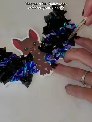 No mess halloween craft for your kids! Comes with string so you can hang them as decor when you're finished 🎃👻 #skillmatics #parentsoftiktok #craft #craftsforkids #screenfreeactivities 